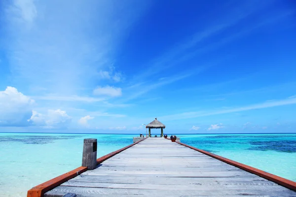 Курортні мальдівські будинки в блакитному морі — стокове фото