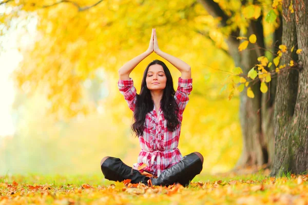Yoga autumn woman — Stock Photo, Image