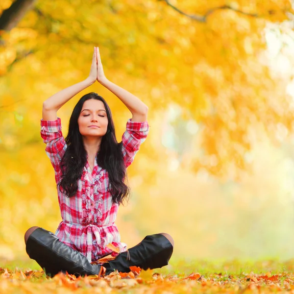 Yoga autumn woman — Stock Photo, Image