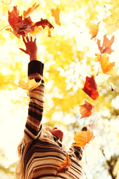 Herfst vrouw — Stockfoto