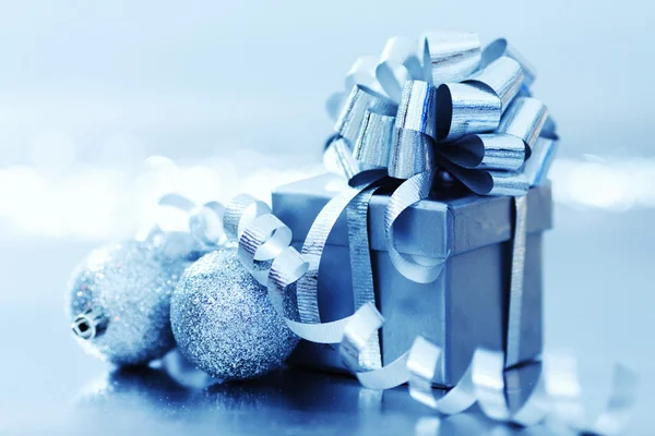 青色のクリスマス ギフトの背景 — ストック写真