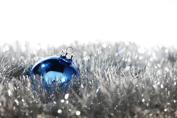 Blaue Weihnachtskugel — Stockfoto