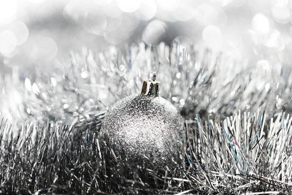 Silberne Weihnachtskugel — Stockfoto