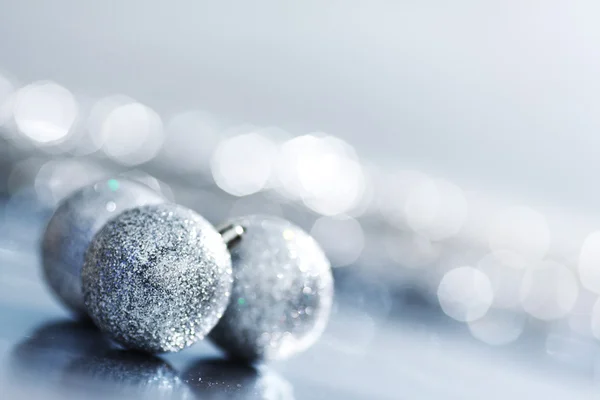 Silberne Weihnachtskugel — Stockfoto