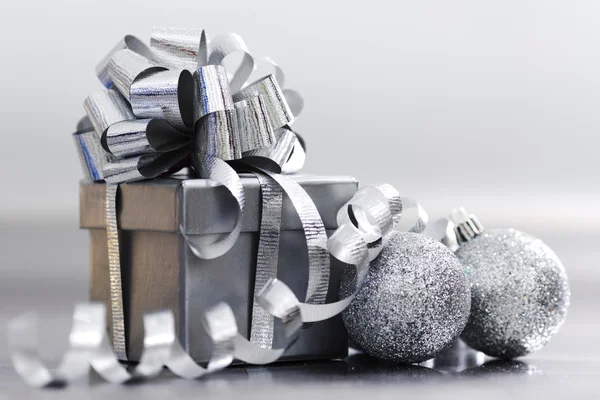 銀のクリスマス ギフト — ストック写真