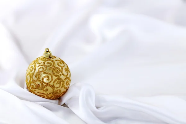 Bola de navidad de oro — Foto de Stock