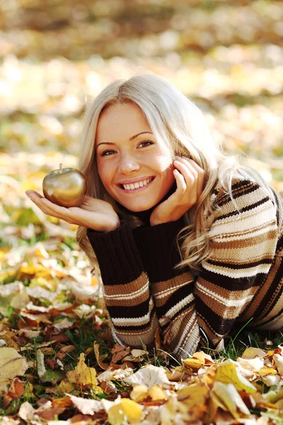 Žena s Zlaté Jablko — Stock fotografie