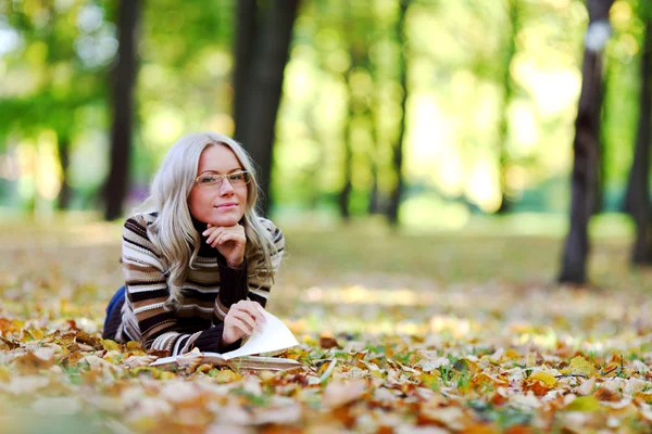 Kvinna läsa i park — Stockfoto