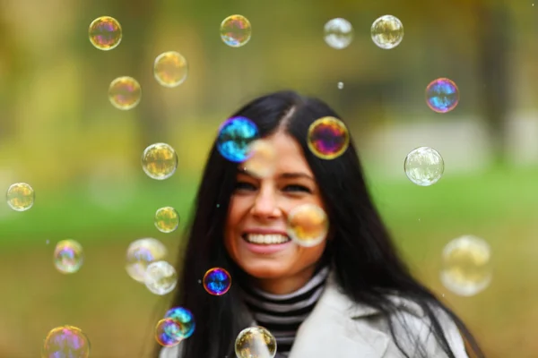 Höst kvinna blåser bubblor — Stockfoto