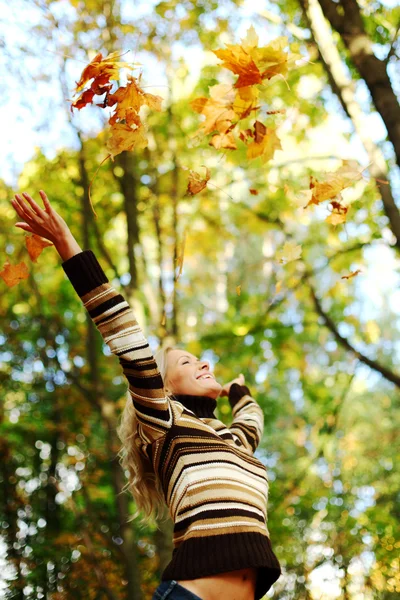Nő drop levelek őszi parkban — Stock Fotó