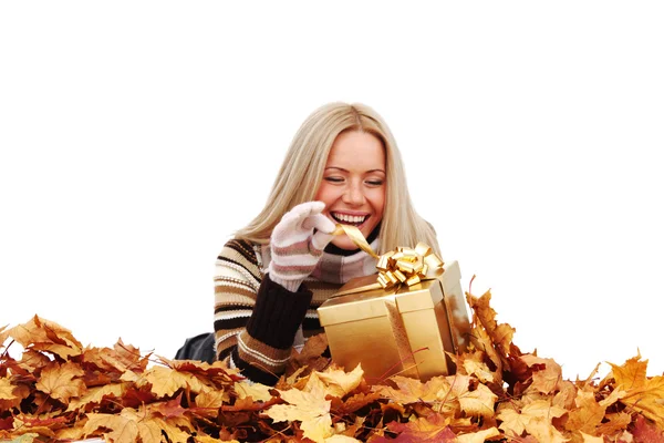 Mujer tomar regalo de otoño — Foto de Stock