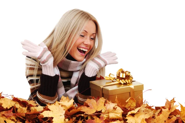 Mujer tomar regalo de otoño —  Fotos de Stock