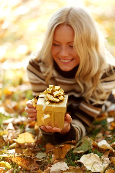 Vrouw nemen herfst geschenk — Stockfoto