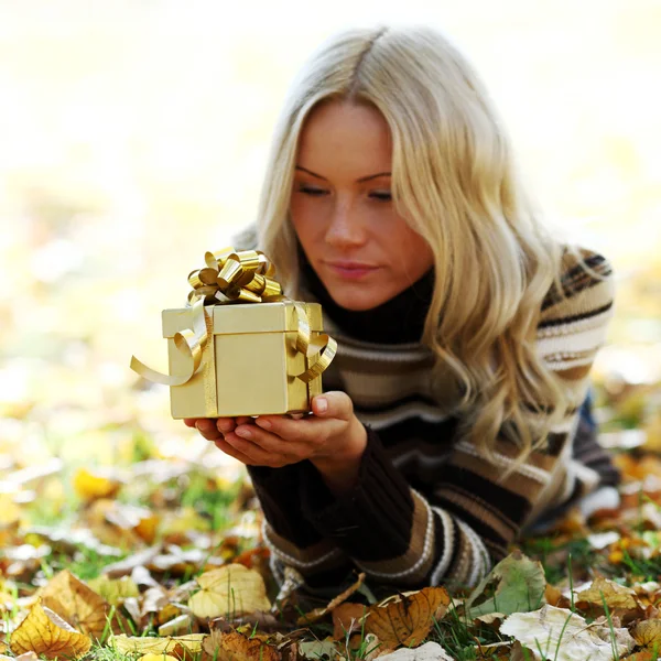 Жінка бере осінній подарунок — стокове фото