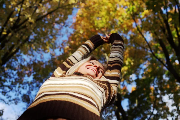 Осенняя женщина — стоковое фото