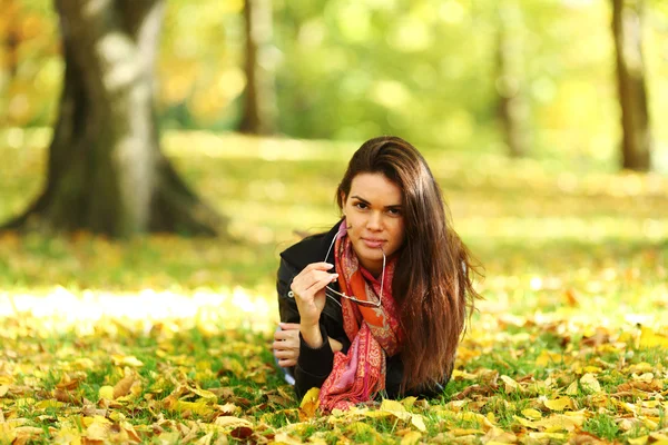 秋の紅葉の女性の肖像画 — ストック写真