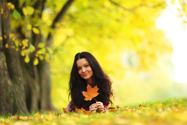 Portret femme en feuille d'automne — Photo