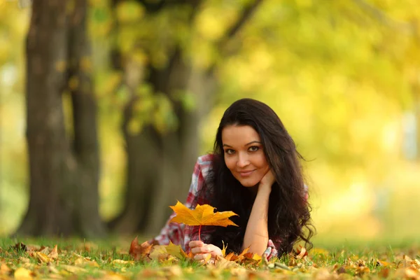 Portret femme en feuille d'automne — Photo