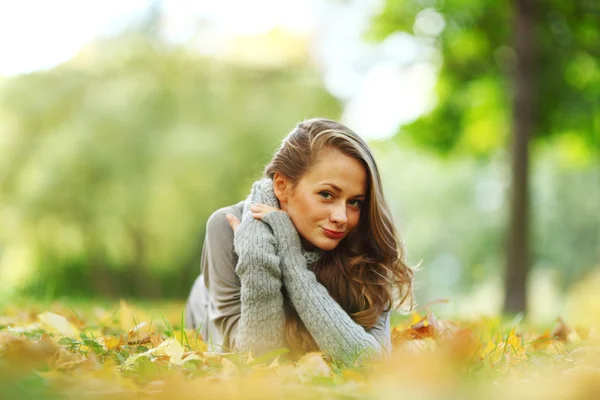 Vrouw portret in herfstblad — Stockfoto