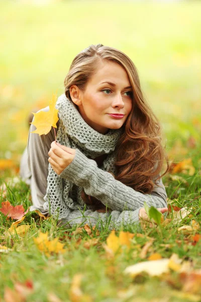 Kvinna portret i höst löv — Stockfoto