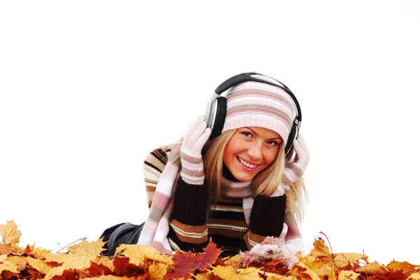 Podzimní žena poslech hudby — Stock fotografie