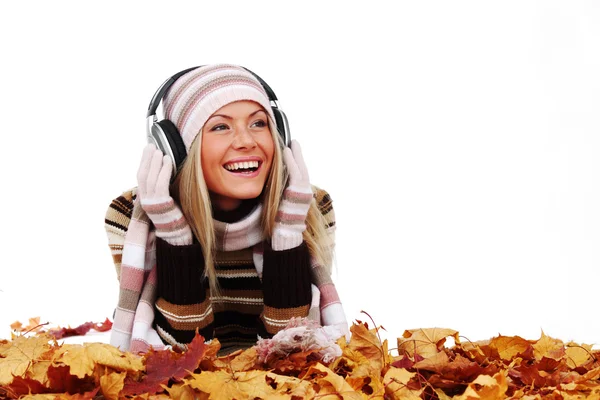 Herbst-Frau hört Musik — Stockfoto