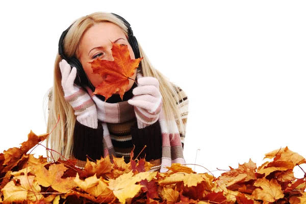 秋の女性の音楽を聴く — ストック写真