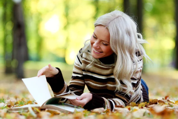 Woman read in park — Stock Photo, Image