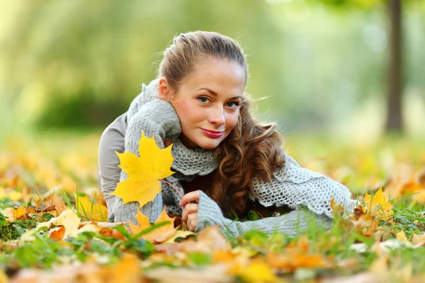 Portret mujer en hoja de otoño Fotos De Stock Sin Royalties Gratis