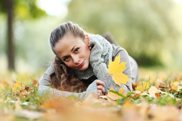 Sonbahar yapraklı kadın portresi Telifsiz Stok Imajlar