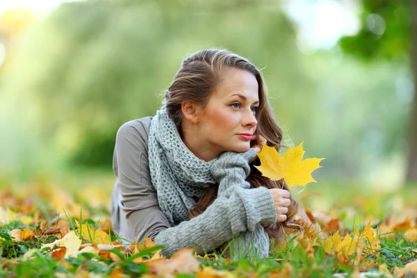 Kobieta portret w jesiennym liściu Zdjęcie Stockowe