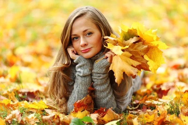 Portret mujer en hoja de otoño Imagen De Stock