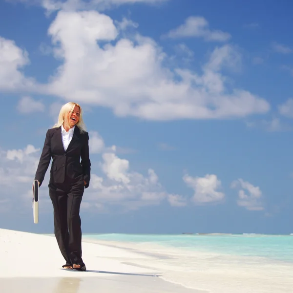 Geschäftsfrau an der Küste des Ozeans — Stockfoto