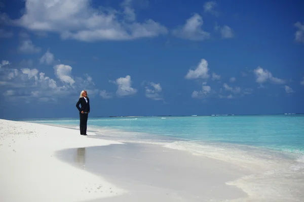 바다 해 안에 행복 한 비즈니스 우먼 — 스톡 사진