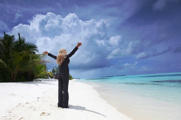 Feliz mujer de negocios en la costa del océano — Foto de Stock