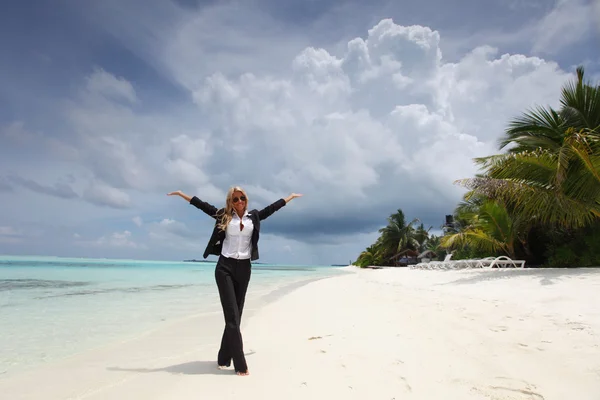 Счастливая деловая женщина на побережье океана — стоковое фото