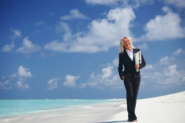Glückliche Geschäftsfrau an der Küste des Ozeans — Stockfoto