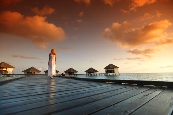 Frau im Kleid am maledivischen Sonnenuntergang — Stockfoto