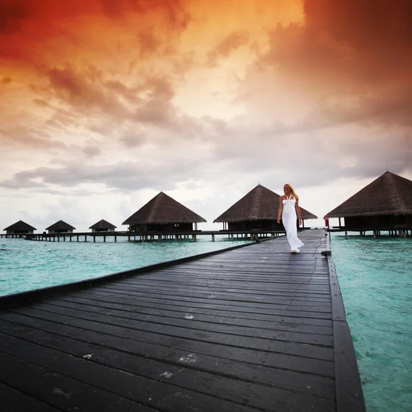 Nő a ruha, a Maldív-szigeteki sunset — Stock Fotó