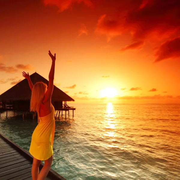 Mulher em um vestido no pôr do sol maldivo — Fotografia de Stock