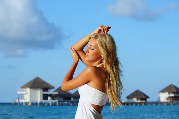 Woman on tropical beach — Stock Photo, Image