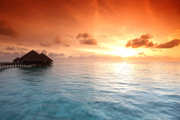 Maisons maldiviennes au lever du soleil — Photo