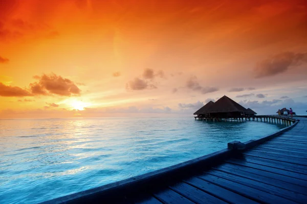 Мальдивские дома на восходе солнца — стоковое фото