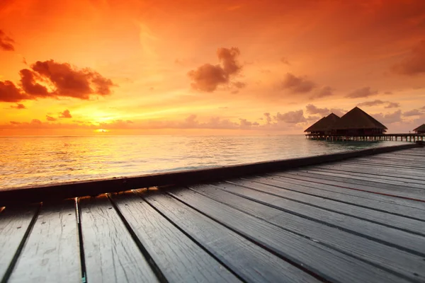 Maledivské domy na východ slunce — Stock fotografie