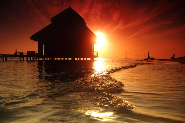 Maldiviske hus ved soloppgang – stockfoto