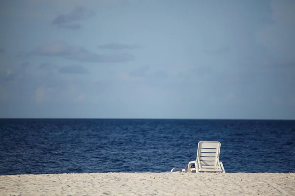海の海岸に人掛けソファ用 — ストック写真