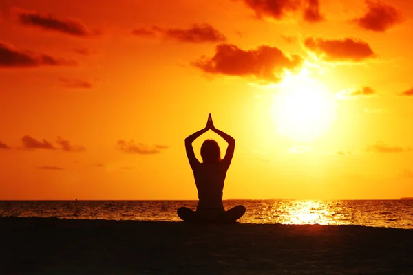 Solnedgång yoga kvinnan — Stockfoto
