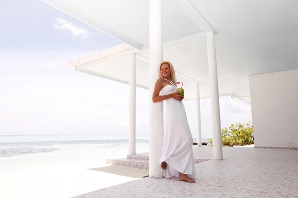 Tropic kvinna på verandan — Stockfoto