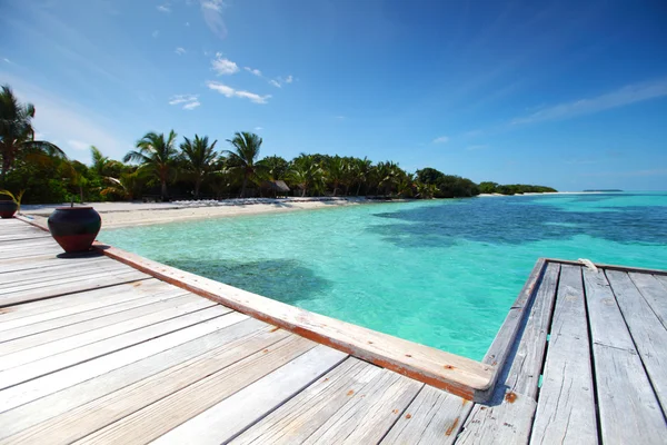 Mavi denizdeki tatil beldesi maldivian evleri — Stok fotoğraf