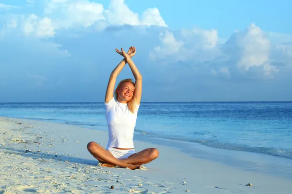 Mulher ioga na costa do mar — Fotografia de Stock